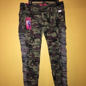 Women’s Daze Denim style Camo print pants size 13
